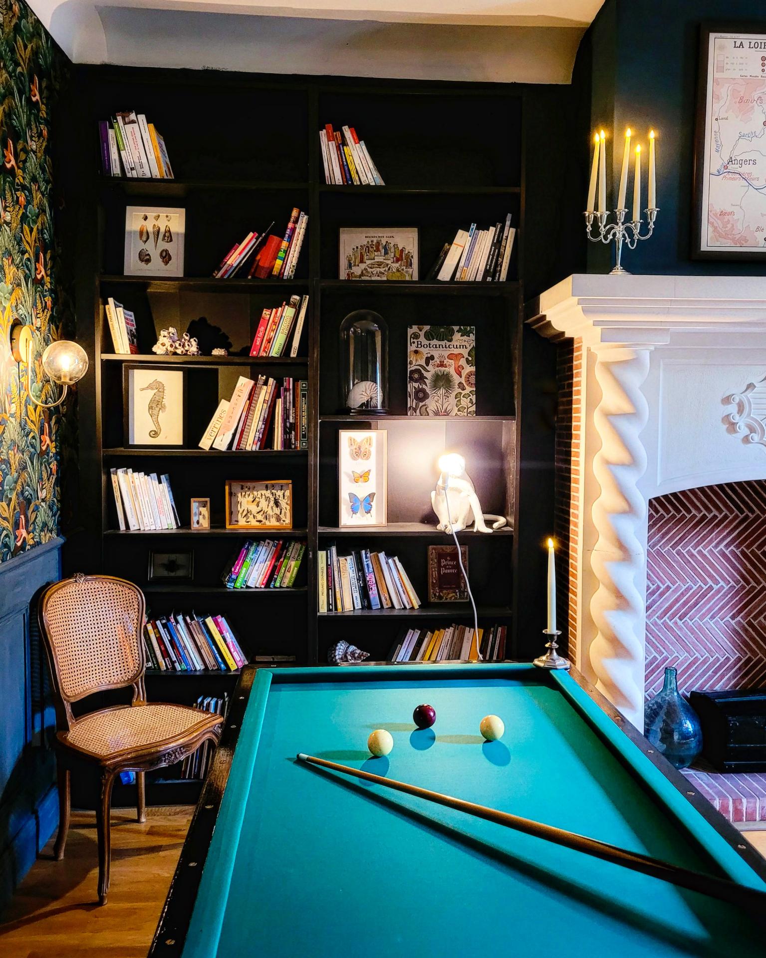 Petit salon cabinet de curisiotes 1